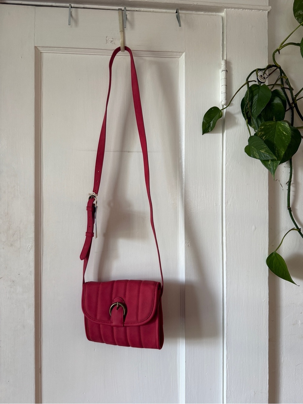 Universal threads Quilted Fuchsia Crossbody Bag with Gold Ring Detail new - Picture 1 of 12